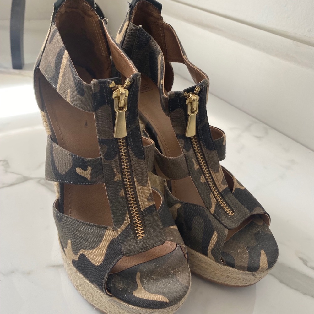 14th & Union camouflage wedges